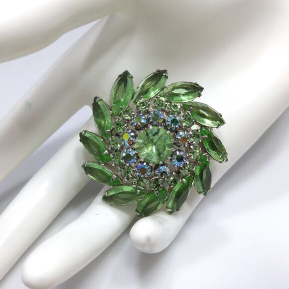Vintage Peridot Green Rhinestone Domed Brooch, Aurora Borealis, 1960s - Picture 3 of 10